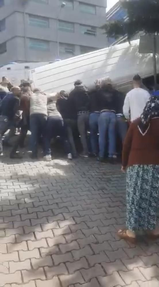 İstanbul'da kontrolden çıkan otomobil dehşet saçtı! Feci kazanın görüntüleri ortaya çıktı: Minibüsün altında kalan kadın için seferber oldular! - Resim: 4