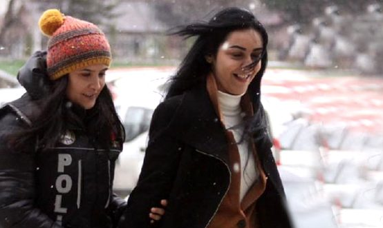 Esrarla yakalanan genç kadın gülerek gittiği adliyen tutuklanarak döndü - Resim: 0