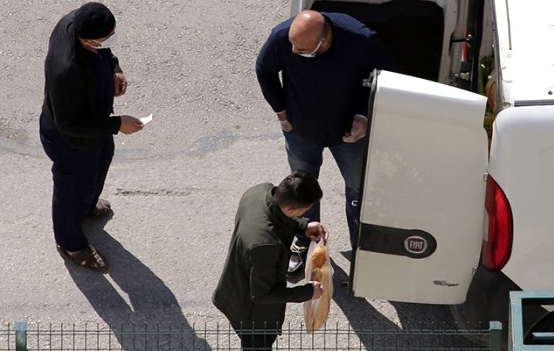 Sokağa çıkma yasağı olan yerlerde vatandaşlara ekmek dağıtımı başladı - Resim: 0