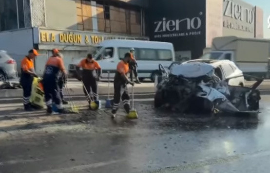 Küçükçekmece'de korkunç kaza! İETT otobüsüne arkadan çarptı 3 kişi öldü - Resim: 1