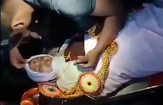 Cenaze töreninde düğün yapıp ölen kız arkadaşıyla evlendi - Resim: 3