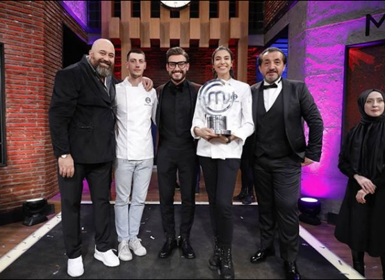 MasterChef Cemre Uyanık'ın yeni işi belli oldu eski futbolcu Serhat Akın'la anlaştı - Resim: 1