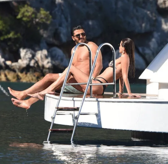 Uğur Akkuş öpücüklere boğdu Ebru Şallı fiziğiyle mest etti - Resim: 1