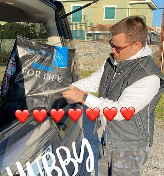 Pınar Altuğ eşi Yağmur Atacan ile sokak hayvanlarını unutmadı! - Resim: 2