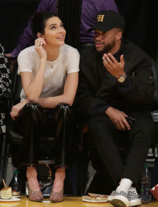 Kendall Jenner elmalı şeker yiyerek maç izledi - Resim: 3