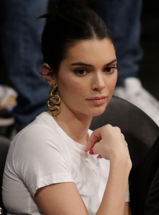 Kendall Jenner elmalı şeker yiyerek maç izledi - Resim: 2