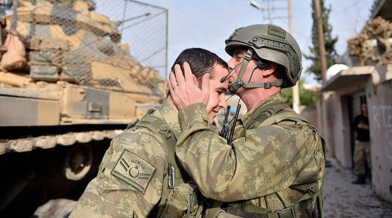 Yaralı polise canını siper eden kahraman asker - Resim: 2