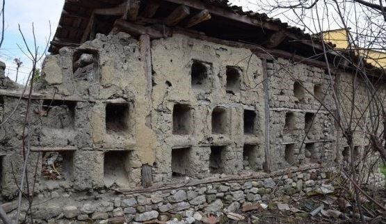 Bu evi görenin ağzı açık kalıyor! Doğal peteklerden oluşan 'Arı Evi'nden bal damlıyor... - Resim: 3