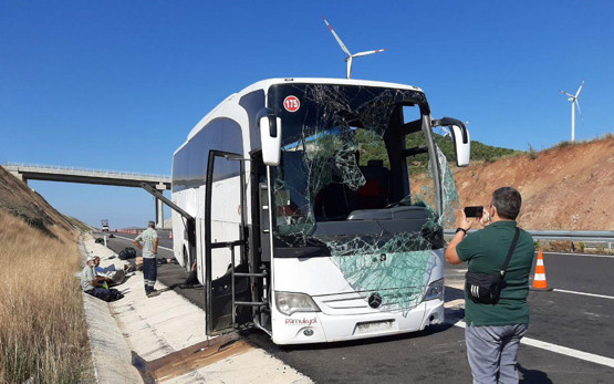 Balıkesir'de yolcu otobüsü devrildi: 32 yaralı - Resim: 0