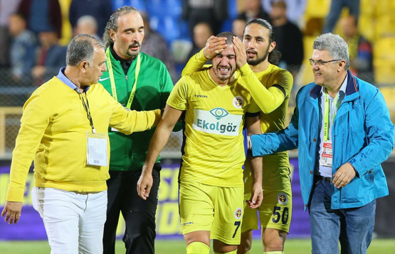 Annesini kaybeden futbolcu gözyaşlarını tutamadı - Resim: 0