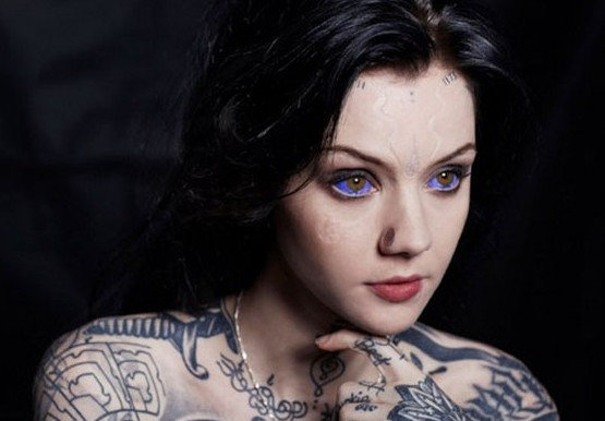 Göbek deliğini aldırdı dilini kestirdi! Şu çılgın kıza bakın - Resim: 1