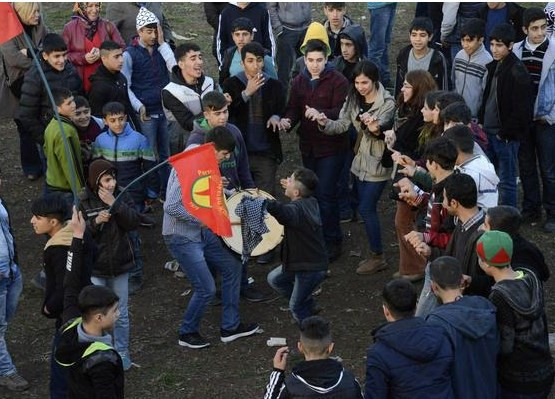 Diyarbakır'da 20 bin kişi sokağa indi - Resim: 3