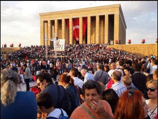 Binlerce kişi Anıtkabir'de  - Resim: 4