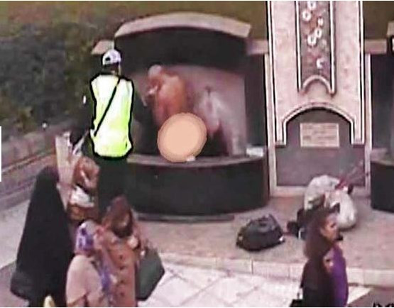 Umumi çeşmede çırılçıplak banyo - Resim: 2