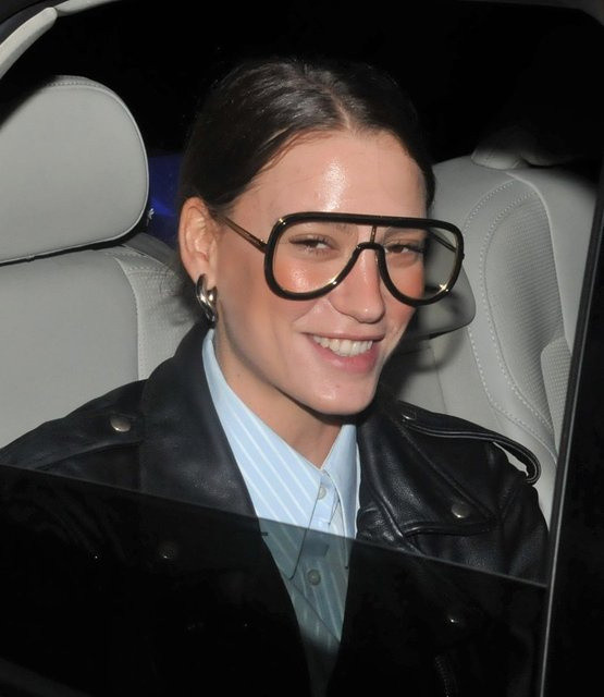 Serenay Sarıkaya'dan sıfır makyaj poz takipçilerinden tam not aldı! - Resim: 1