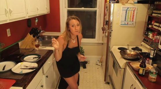 Çırılçıplak yemek pişirdi sebebi sizi çok şaşırtacak! - Resim: 1