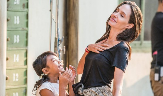 Çocuklar üzerinde zalimce deney yapan Angelina Jolie'ye büyük tepki - Resim: 4
