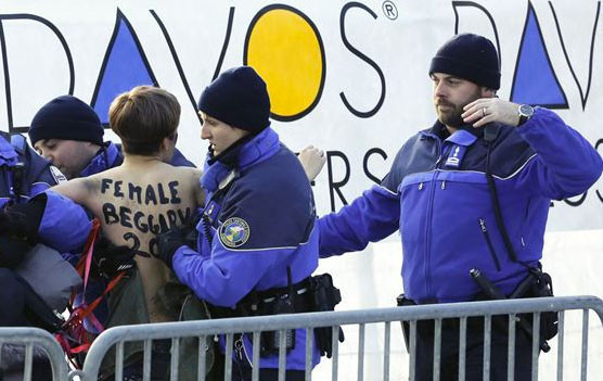 FEMEN Davos'ta soyundu - Resim: 2