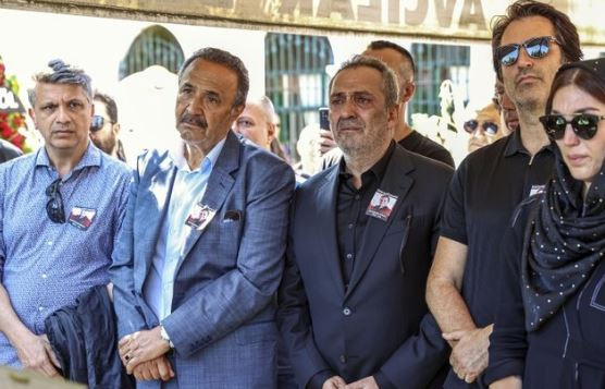 Yavuz Bingöl'den annesinin cenaze töreninde sitem dolu sözler: Yazıklar olsun... - Resim: 0