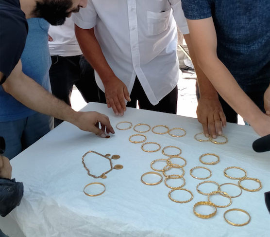 Karaman'da esnaf satın aldığı iş yerinde temizlik yaparken bulduğu torbadan servet çıktı - Resim: 1
