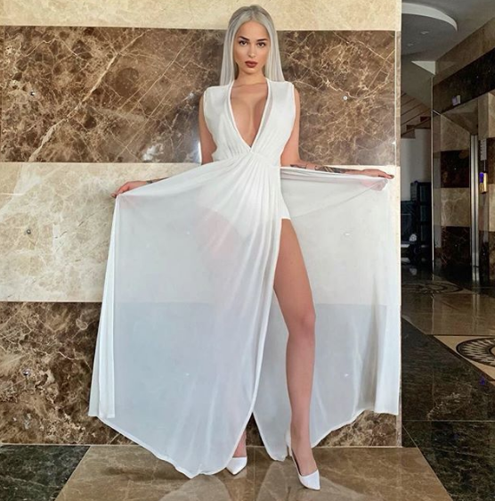 Cesur pozlarıyla tanınıyor! Merve Sanay Medine'ye gitti - Resim: 1