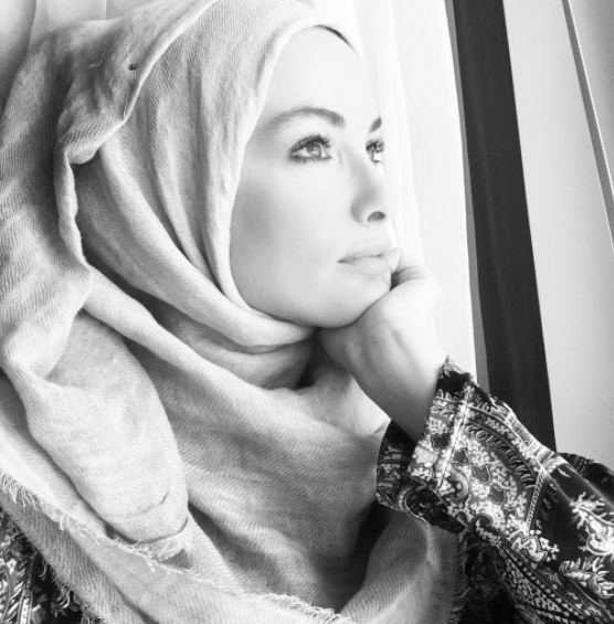 Gamze Özçelik plaja inip dua etti kardeşi türbana girdi - Resim: 1