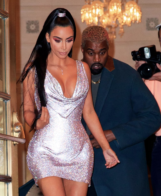 Kim Kardashian cesur dekoltesi ve mini elbisesiyle yürek hoplattı - Resim: 4