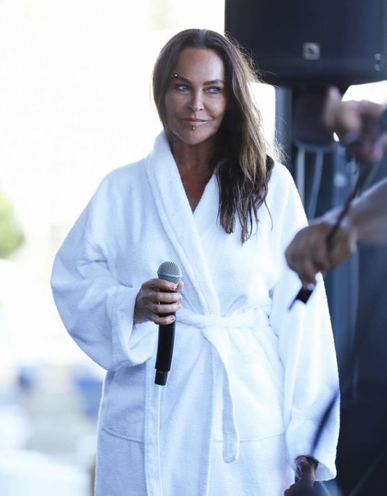 Hülya Avşar'dan kriz çıkaran klip! Çiğnediği sakızı ağzından çıkarıp göğsüne yapıştırdı - Resim: 1