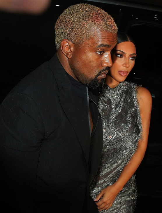 Kim Kardashian sırt dekoltesiyle büyüledi - Resim: 2