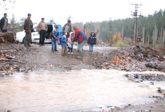 Öğrenciler okula gitmek için çile çekiyor - Resim: 4