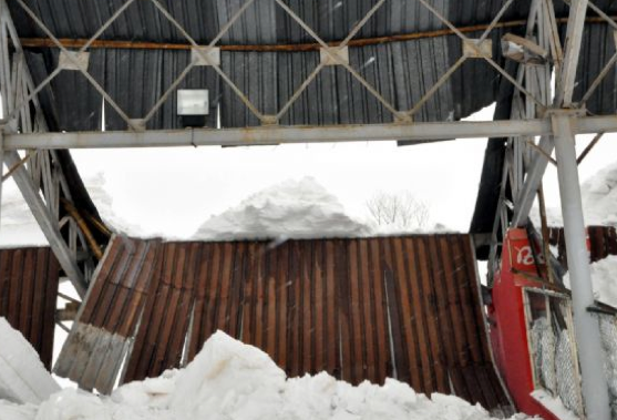 Çöken tribün yürekleri ağza getirdi - Resim: 3