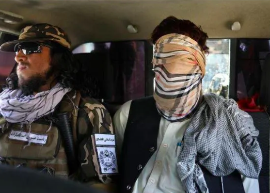 Afganistan'da dehşet fotoğraflar! Kadınlar kanlar içinde kaldı! DAEŞ militanı gözleri bağlı getirildi - Resim: 3