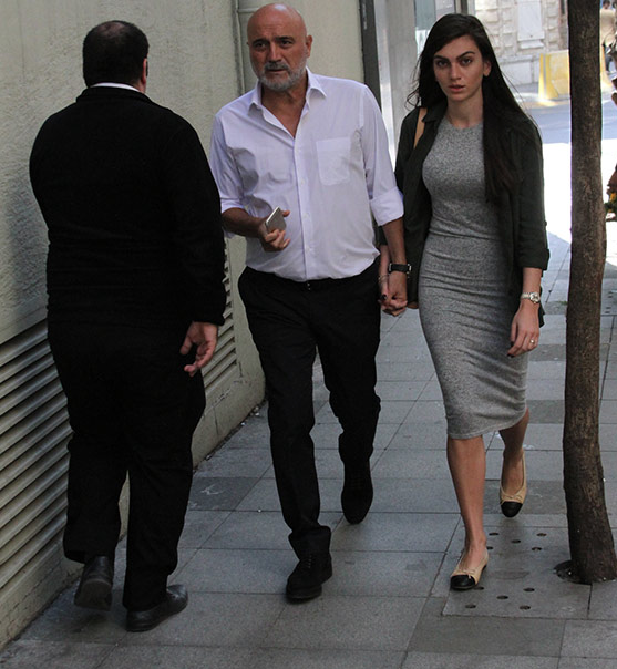 29 yıllık yuvasını yıkmıştı! Liseli aşıklar gibi tur attı - Resim: 4