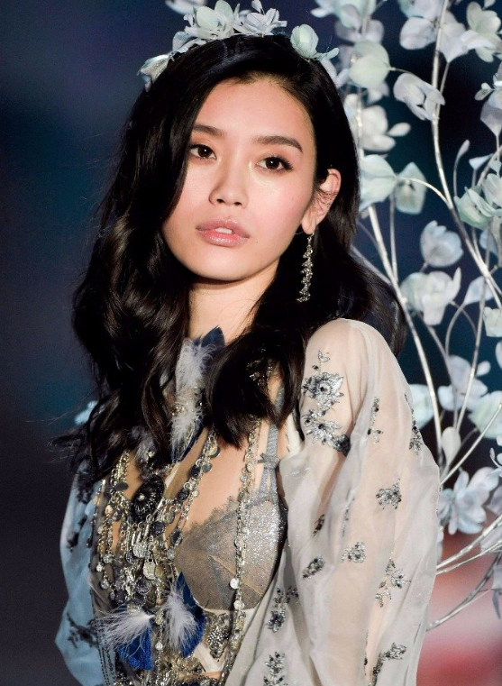 Yılın defilesine damga vuran olay! Rezil oldu - Resim: 2