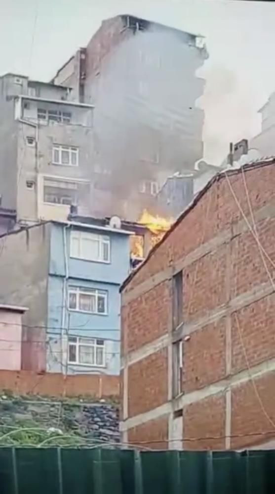 Madde bağımlısı sigara izmariti attı! Şişli'de çatı katı alevlere teslim oldu: O anlar kamerada! - Resim: 3