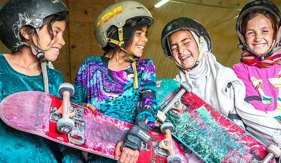 Bisiklet yasaklanınca Afgan kızlar kaykaya biniyor - Resim: 3