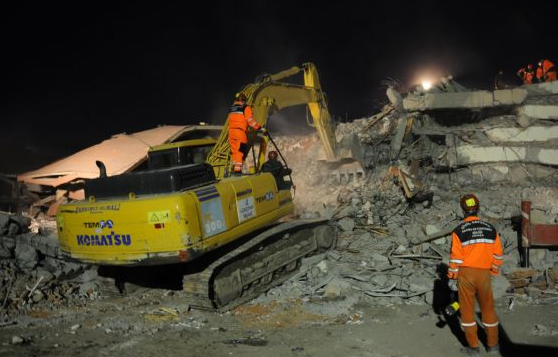 Depremzedeler sabaha böyle uyandı - Resim: 2