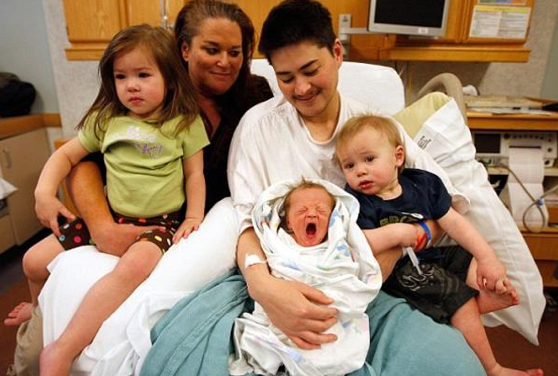 Hamile erkek üçüncü çocuğunu doğurdu - Resim: 2