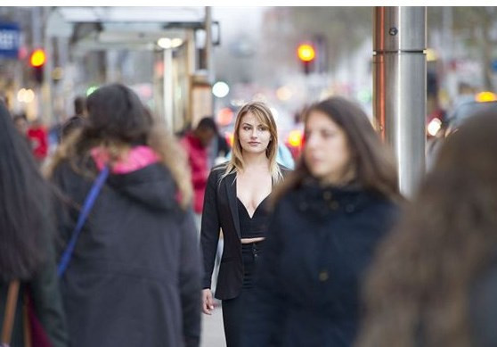 Derin dekolte ile sosyal deney! - Resim: 2