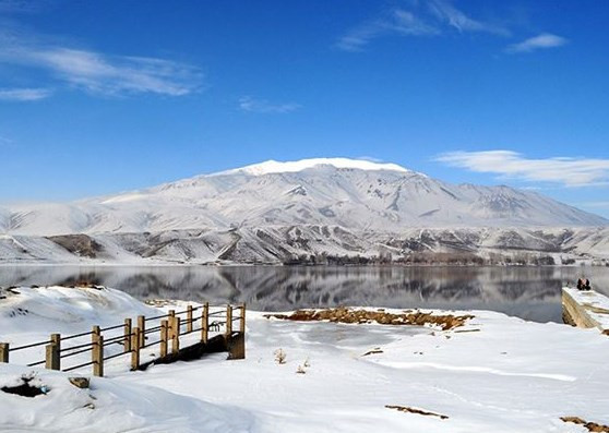 Göl üzerinde top ounuyorlar - Resim: 3