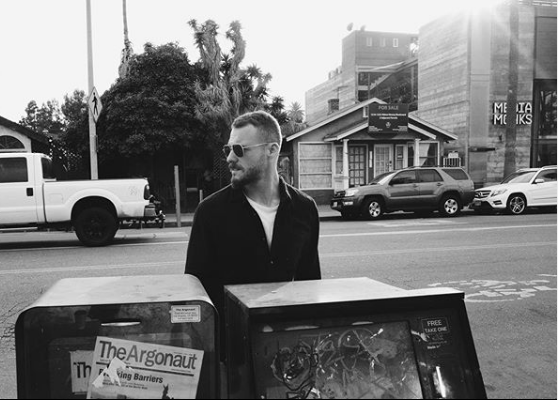 Kerem Bürsin yarı çıplak poz verdi Instagram'da yer yerinden oynadı - Resim: 1