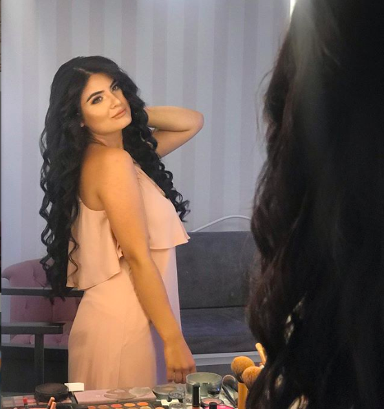 Hanife mini elbiseyle sallandı dekoltesine yorum yağdı - Resim: 2