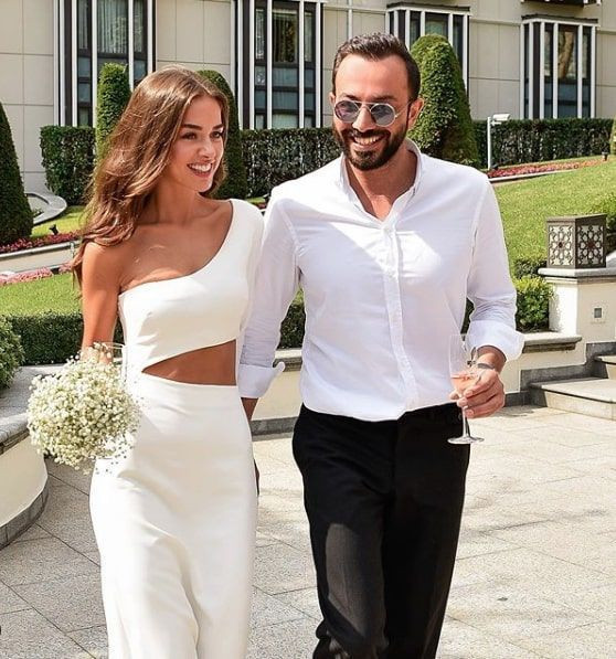 Bensu Soral'ı eşi apar topar hasteneye kaldırdı tatilde talihsiz bir kaza geçirdi - Resim: 1