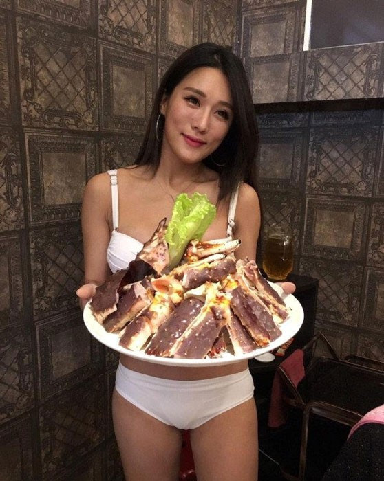 Ne yapacaklarını şaşırdılar! Bikinili garsonlarla müşteri patlaması - Resim: 3