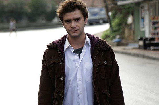 Fox Tv Bizim Hikaye dizisi Rahmet'in sarmaş dolaş aşkı bakın kim çıktı - Resim: 1