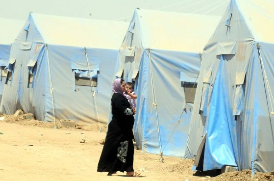 Mülteci kadınlar elbiseleri ile banyo yapıyor! - Resim: 1