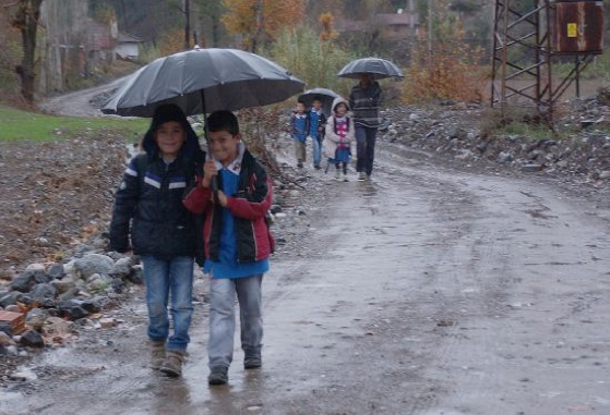 Öğrenciler okula gitmek için çile çekiyor - Resim: 3