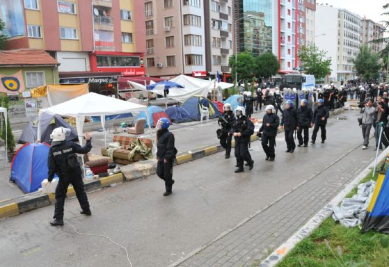 Polis TOMA ve biber gazıyla müdahale etti - Resim: 3