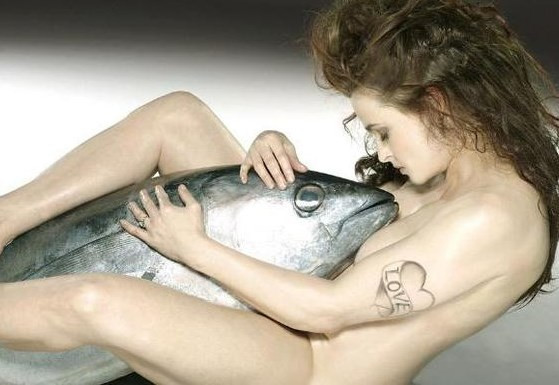 Balıklar için çırılçıplak soyundular - Resim: 1