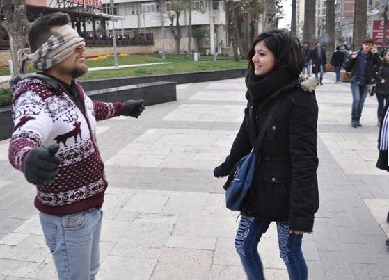 Bedavaya sarılmaya ilginç tepkiler - Resim: 1